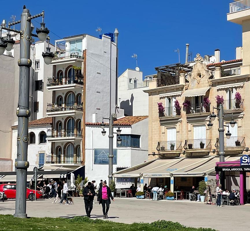 Very attractive promenade side apartments 
